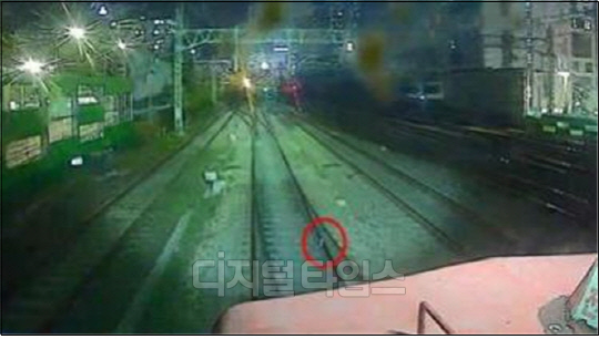 사고발생 전 사고열차 전방 CCTV 영상 사진(텅레일 부러져 있음). 사진 국토부 사조위
